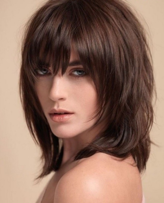 Каскад на средние волосы с челкой — 7 вариантов красивых и модных стрижек с фото