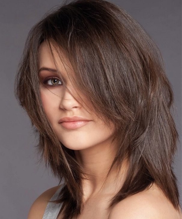Каскад на средние волосы с челкой — 7 вариантов красивых и модных стрижек с фото