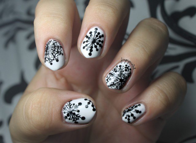 black-handpainted-snowflake-christmas-winter-nails-640x466