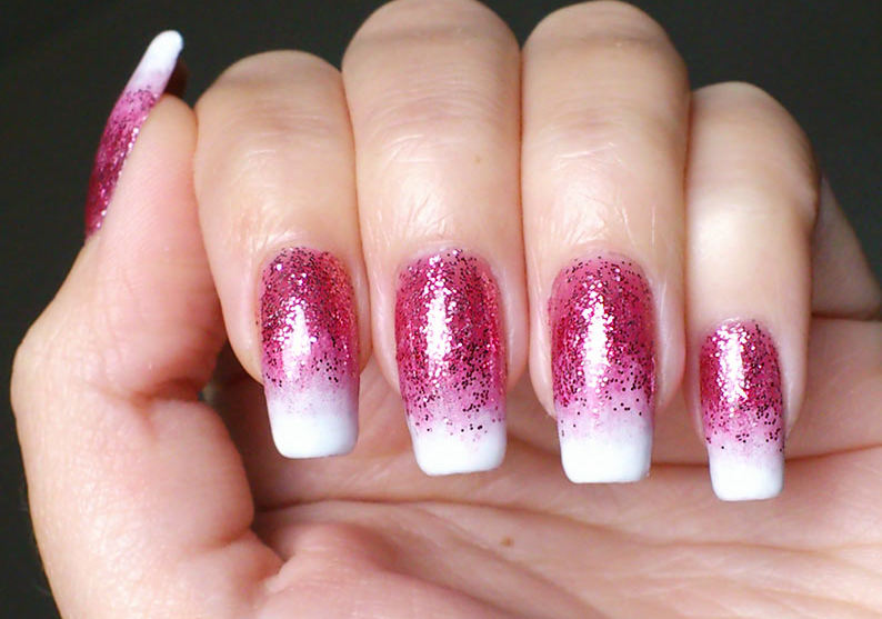 Ombré ногти с блестками - розовый и белый.