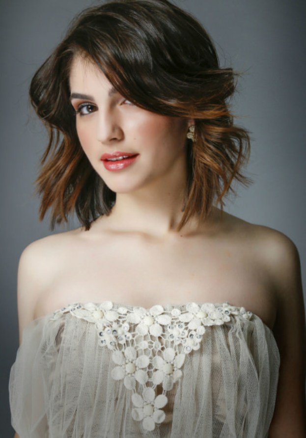 Medium-Layered-Hairstyle-with-Textured-Waves