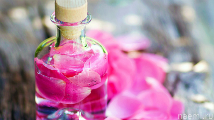 Розовая вода: полезные свойства и применение