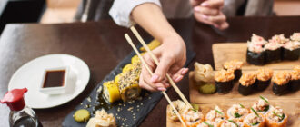 Как правильно держать китайскими палочками для суши в руках